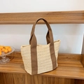 Stroh-Stoffbeutel in Beige mit dunkelbraunen Griffen für lässige Sommerausflüge - Braun