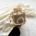 Bolso tipo cubo de paja con asa de perlas y detalles florales para el verano - Caqui