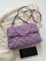 Sac bandoulière violet en nylon matelassé avec grosse chaîne et motif losanges - Violet
