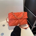 Sac à main matelassé orange vif avec grosse chaîne et bandoulière amovible - Orange