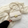 Borsa a sella color crema minimalista con chiusura a scatto dorata e tracolla sottile - Bianco