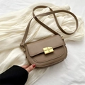 Borsa a tracolla marrone in pelle con chiusura a forma di cioccolato dorato e cinturino - Cachi