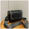 Borsa a tracolla in pelle nera con tracolla larga stile etnico e dettagli con borchie - Nero