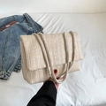 Schicke cremefarbene Stroh-Stofftasche mit V-Textur und passenden Seilschultergurten - Gebrochenes Weiß
