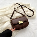 Borsa a tracolla marrone vintage semicircolare con fibbia metallica dorata elegante - Marrone