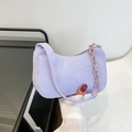 Borsa hobo in velluto a coste lilla con tracolla in resina e catena dorata - Viola