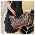 Dettaglio della borsa tote grande con tessuto geometrico e manici in pelle marrone - Marrone