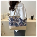 Dettaglio della borsa tote con trama geometrica e manici in pelle di alta qualità - Cachi