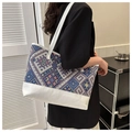 Dettaglio della borsa tote jacquard boho con finiture in pelle bianca e motivi geometrici - Bianco