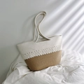 Detalle del bolso tote de paja bicolor con correa de hombro y sombras naturales - Con Pañuelo de Seda / Blanco & Caqui