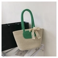 Borsa tote intrecciata beige con manici verde brillante e un dettaglio di fiocco in pizzo - Verde
