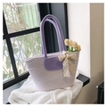 Borsa tote intrecciata a mano in viola con manici scuri e ciondolo a fiocco in pizzo - Viola