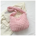 Dettaglio del tessuto a bolle rosa su una borsa a tracolla elegante a forma di nuvola - Rosa