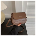 Dettaglio borsa a sella marrone con trama a coccodrillo e scritte decorative - Marrone Scuro