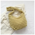 Dettaglio della texture a bolle 3D di questa borsa a nuvola verde-giallo chiaro - Giallo