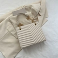 Bolso de hombro acolchado albaricoque con costuras en V y textura de piel de caviar - Blanco