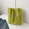 Hellgrüne Kord-Eimertasche mit Vintage-Aufnäher und strukturierten vertikalen Streifen - Grün