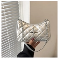 Schicke silberne Stepptasche im Y2K-Stil mit Metallkette und Sternen-Applikation - Silber