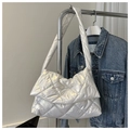 Vista dettagliata della borsa a tracolla imbottita trapuntata bianca con finitura satin - Bianco