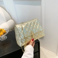 Sac bandoulière matelassé doré avec chaîne métallique et fermoir rectangulaire - Or