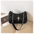Schwarze Stepptasche mit silbernem Sternverschluss und Metallketten-Riemen - Schwarz