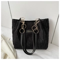 Bolso tote minimalista de pana negra con cadena de metal dorado y correa de cuero - Negro