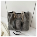 Bolso tote de pana gris con asas de cuero negro y cadena dorada para mujer - Gris