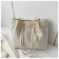 Bolso tote de pana beige con cadena dorada y detalle de etiqueta de moda - Blanco