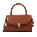 Sac à bandoulière marron structuré avec boucle dorée et fine lanière d'épaule - Brun Clair