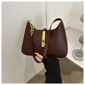 Bolso hobo de cuero mate marrón oscuro con hebilla de metal dorado y correa de cadena - Marrón