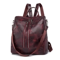 Mochila versátil de cuero rojo oscuro con costuras geométricas y varias correas de mano - Burdeos