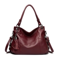 Borsa tote bordeaux in PU con motivo litchi, cuciture a V e ciondolo con nappine - Rosso