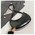 Detalle de un bolso hobo negro brillante con correa ajustable y hebilla de metal dorado - Negro