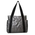 Gesteppte Tragetasche aus silbernem Metallic-Nylon mit schwarzen Schultergurten - Silber