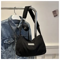 Détail du sac bandoulière en velours côtelé noir avec petit porte-monnaie et logo - Noir