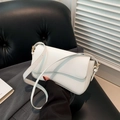 Borsa a tracolla bianca minimalista in pelle con fibbia dorata e chiusura magnetica a patta - Bianco
