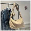 Détail du sac à épaule en velours côtelé beige avec porte-monnaie et logo FANYISBA - Kaki