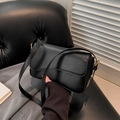 Borsa sottobraccio nera classica con fibbia in metallo dorato e tracolla in pelle - Nero