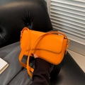 Borsa a patta in pelle arancione minimalista con tracolla regolabile e dettagli dorati - Arancione