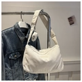 Sac hobo chic en velours côtelé crème avec mini pochette assortie sur un cintre - Blanc