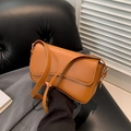 Borsa a tracolla minimalista in pelle marrone caramello con patta e dettagli dorati - Marrone