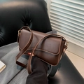 Borsa a tracolla minimalista in pelle testa di moro con patta magnetica e cinghia - Marrone