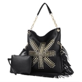 Detalle del bolso tote negro con remaches dorados y flecos largos de estilo bohemio - Juego de bolsos de hombro / Negro