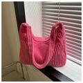 Detalle de la textura de pana rosa de un bolso de hombro elegante y de gran capacidad - Rojo