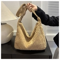 Detalle del bolso de hombro de pana beige que muestra la textura vertical y la correa - Caqui