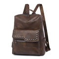 Zaino vintage in morbida pelle marrone scuro da donna con borchie e tasche multiple - Marrone