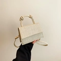 Minimalistische beige gewebte Umhängetasche mit Knotengriff und schmalem Schulterriemen - Khaki