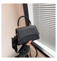 Detalle de bolso negro textura cocodrilo con asa trenzada y herrajes dorados elegantes - Negro