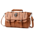 Borsa a tracolla punk marrone con ornamento a teschio metallico e dettagli di borchie - Cuoio