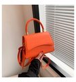 Détail du sac à main orange motif crocodile avec poignée tressée et mini pochette - Orange